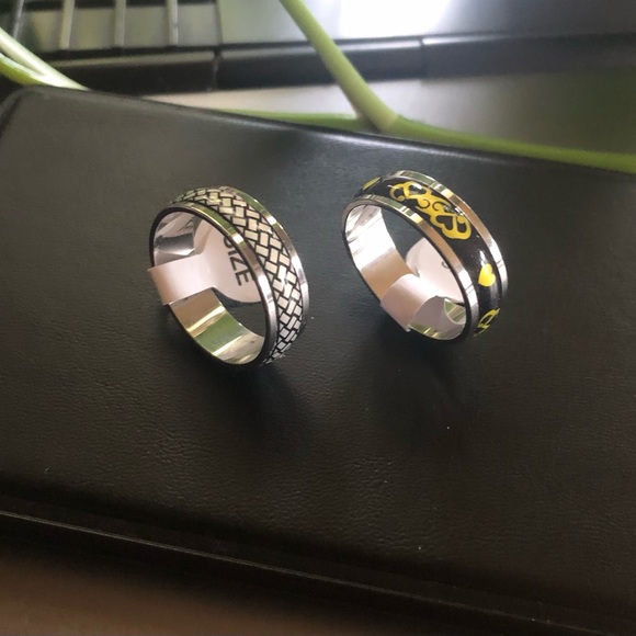 2 pcs Stainless Steel Silver and Black Patterned Rings Size 11 - Picture 2 of 5